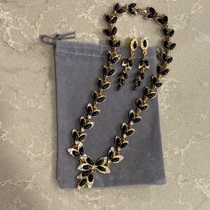Source Unknown Black and Gold Necklace Set